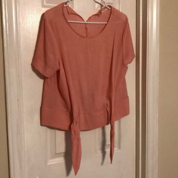 NEVERWORN. Cute light weight top. - Picture 2 of 4